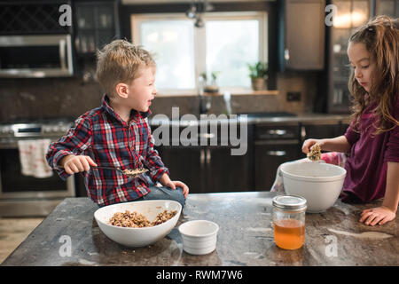 Kinder Essen auf der Küchenarbeitsplatte Stockfoto