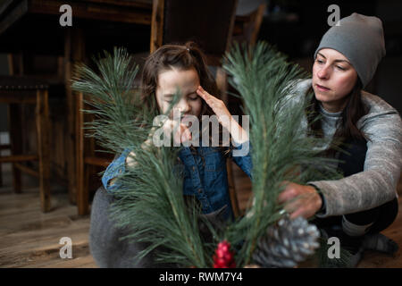 Mutter und Tochter erstellen Topfpflanzen leaf Arrangement Stockfoto