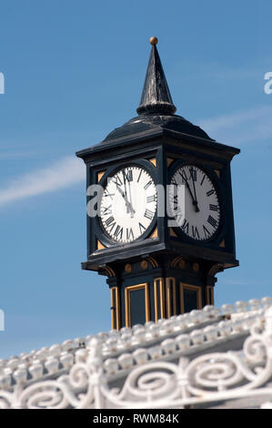 Uhr am Eingang zu Brighton Palace Pier, in der Küstenstadt Brighton, Sussex, England. Stockfoto