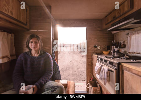 Frau entspannende innen Wohnmobil in Wüste, Sierra Nevada, Bishop, Kalifornien, USA Stockfoto