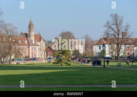 Salisbury, Wiltshire, England, UK. Februar 2019. Gaststudierende auf Cathedral in der Nähe auf dem Gelände des Salisbury Cahedral. Stockfoto