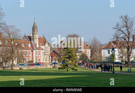 Salisbury, Wiltshire, England, UK. Februar 2019. Gaststudierende auf Cathedral in der Nähe auf dem Gelände des Salisbury Cahedral. Stockfoto