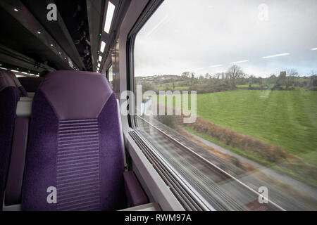 Leeren Sitz auf Enterprise Zug zwischen Belfast und Dublin Überquerung der Republik Irland Nordirland Grenze Stockfoto