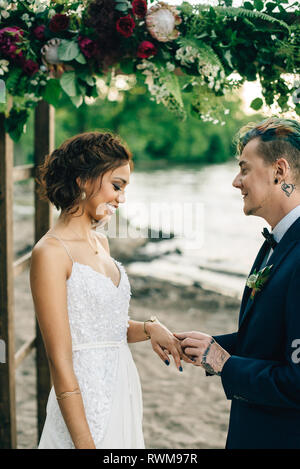 Bräutigam, die Braut Ring auf See Stockfoto