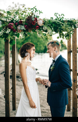 Bräutigam, die Braut Ring auf See Stockfoto