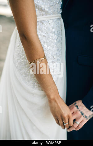 Braut und Bräutigam, Hände auf See, 7/8 Stockfoto