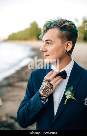 Bräutigam mit hand Tattoo mit Blick zum See Stockfoto