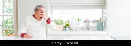 Weitwinkel Perspektive der stattlichen älteren Mann zu Hause peeking im Schock für Gesicht und Augen mit der Hand, durch Finger mit peinlich expr suchen Stockfoto