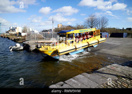 Viking splash Tours dukw Handwerk ins Wasser am Grand Canal Docks Dublin Republik von Irland Stockfoto