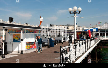 Urlauber genießen eine entlang Brighton Palace Pier spazieren, in der Küstenstadt Brighton, Sussex, England. Stockfoto