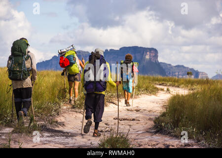 CAPAO, BAHIA, BRASILIEN - MÄRZ 2014: Brasilianischen Freunde Trekking in Pati Tal in Chapada Diamantina Nationalpark. Stockfoto