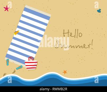 Hallo Sommer Square Banner. Blick von oben auf die Exotischen leeren Strand mit gestreiften Blau Handtuch, Tasche, Sonnencreme, Hausschuhe und Fuß Druckt auf Sand. Meer Sterne, Seash Stock Vektor