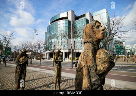 Rowan Gillespies Dublin Hunger Memorial Skulpturen außerhalb der Gebäude IFSC Dublin Republik von Irland Stockfoto