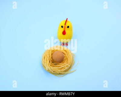 Lustige Ostern Zusammensetzung mit Nest Pasta Stockfoto