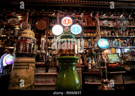 Bier Pumpen in der langen Halle Viktorianischen Pub eines der ältesten Pubs von Dublin Republik von Irland Stockfoto