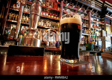 Pint Beamish Stout in der langen Halle Viktorianischen Pub eines der ältesten Pubs von Dublin Republik von Irland Stockfoto