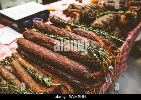 Traditionell geräucherten Lebensmitteln inländischen Würstchen mit Rosmarin auf die lokalen Landwirte Marktplatz Stockfoto