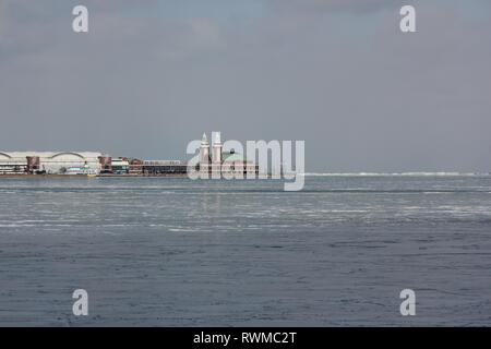 Chicago's Navy Pier mit Blick über den Lake Michigan im Winter kalt. Stockfoto