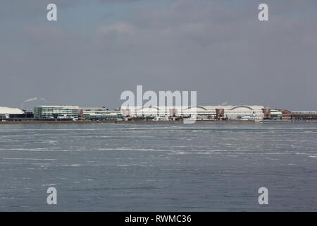 Chicago's Navy Pier mit Blick über den Lake Michigan im Winter kalt. Stockfoto