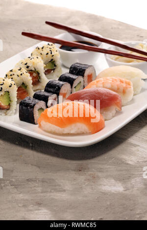 Nahaufnahme von Sashimi Sushi Set mit Stäbchen und Soja - Sushi roll mit Lachs und Sushi Rollen mit Räucheraal, selektiven Fokus. Stockfoto