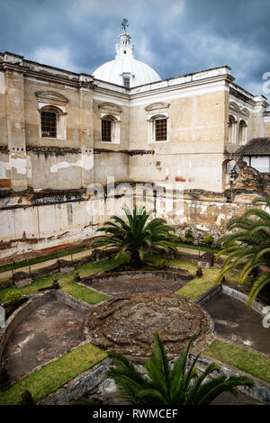 Kirche San Francisco El Grande mit Kreuz im Hinterhof und Sonnenschein, Antigua, Guatemala Stockfoto