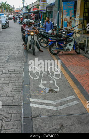 Motorräder entlang der Straße in Penang, Malaysia Stockfoto