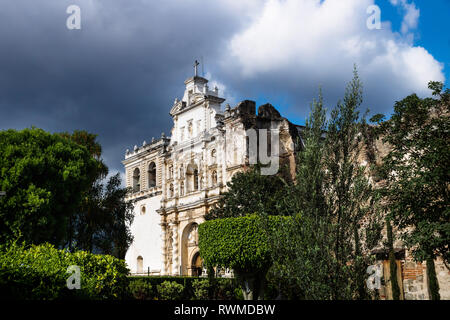 Kirche San Francisco El Grande mit dramatischen Himmel mit Sonnenschein, Antigua, Guatemala Stockfoto