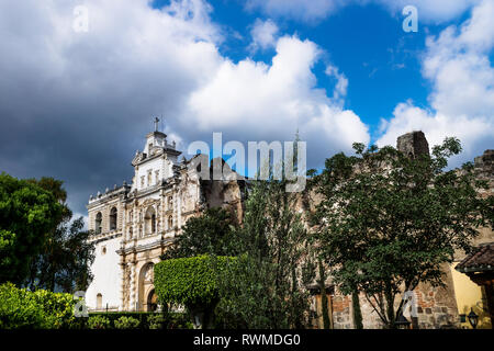 Kirche San Francisco El Grande Panorama mit Sonnenschein, Antigua, Guatemala Stockfoto