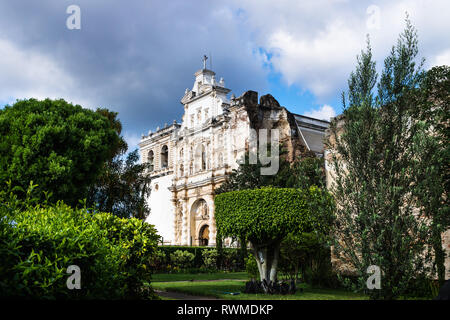 Kirche San Francisco El Grande in gestalteten Garten mit Sonnenschein, Antigua, Guatemala Stockfoto