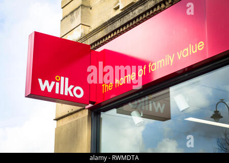 Zeichen außerhalb einer Wilkinson Wilco store in Chippenham Wiltshire England Großbritannien Stockfoto