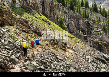 Eine Gruppe der weiblichen Wanderer entlang einer Rocky Mountain weg mit Felsen im Hintergrund, British Columbia, Kanada Stockfoto