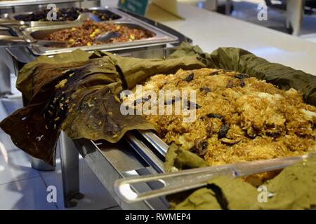 Frühstücksbuffet im chinesischen Restaurant. Zongzi, traditionelle Chinesische Reis Gericht aus Klebreis, gefüllt mit verschiedenen Füllungen und in Bambus Blatt gewickelt. Stockfoto