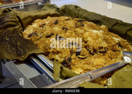 Frühstücksbuffet im chinesischen Restaurant. Zongzi, traditionelle Chinesische Reis Gericht aus Klebreis, gefüllt mit verschiedenen Füllungen und in Bambus Blatt gewickelt. Stockfoto