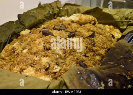 Frühstücksbuffet im chinesischen Restaurant. Zongzi, traditionelle Chinesische Reis Gericht aus Klebreis, gefüllt mit verschiedenen Füllungen und in Bambus Blatt gewickelt. Stockfoto