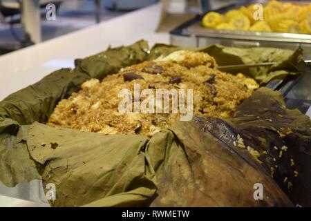 Frühstücksbuffet im chinesischen Restaurant. Zongzi, traditionelle Chinesische Reis Gericht aus Klebreis, gefüllt mit verschiedenen Füllungen und in Bambus Blatt gewickelt. Stockfoto