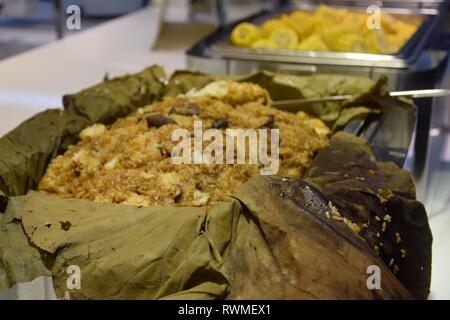 Frühstücksbuffet im chinesischen Restaurant. Zongzi, traditionelle Chinesische Reis Gericht aus Klebreis, gefüllt mit verschiedenen Füllungen und in Bambus Blatt gewickelt. Stockfoto