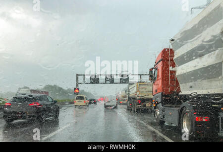 Heavy Rain auf deutschen Autobahnen, Handy geschossen Stockfoto