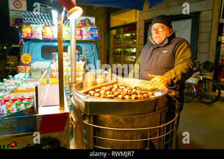 Mailand, Italien - ca. November 2017: Street Food Verkäufer in Mailand. Street Food ist bereit, zu essen oder zu trinken mit einer Hawker, oder Händler verkauft Essen, in einer Straße o Stockfoto