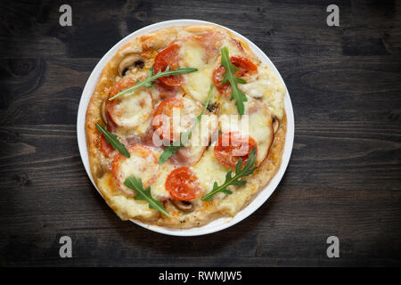 Hausgemachte Pizza mit Mozzarella Käse Stockfoto