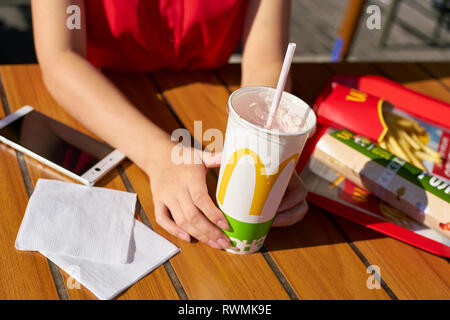 KALININGRAD, Russland - ca. September 2018: Junge Frau bei McDonald's Restaurant. Stockfoto