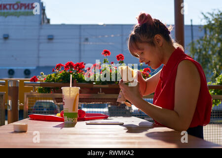 KALININGRAD, Russland - ca. September 2018: Junge Frau bei McDonald's Restaurant. Stockfoto