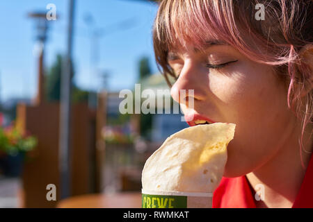 KALININGRAD, Russland - ca. September 2018: Junge Frau bei McDonald's Restaurant. Stockfoto