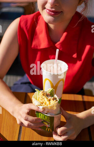 KALININGRAD, Russland - ca. September 2018: Junge Frau bei McDonald's Restaurant. Stockfoto