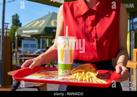 KALININGRAD, Russland - ca. September 2018: Junge Frau bei McDonald's Restaurant. Stockfoto