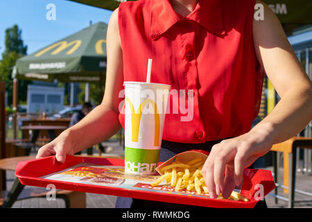 KALININGRAD, Russland - ca. September 2018: Junge Frau bei McDonald's Restaurant. Stockfoto