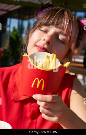 KALININGRAD, Russland - ca. September 2018: Junge Frau bei McDonald's Restaurant. Stockfoto