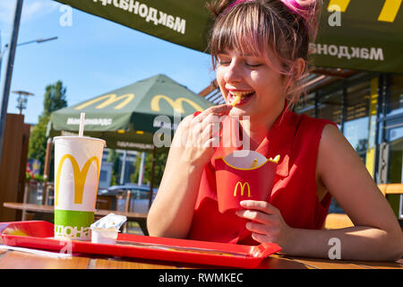 KALININGRAD, Russland - ca. September 2018: Junge Frau bei McDonald's Restaurant. Stockfoto