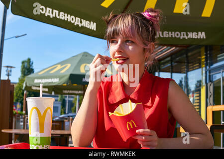 KALININGRAD, Russland - ca. September 2018: Junge Frau bei McDonald's Restaurant. Stockfoto