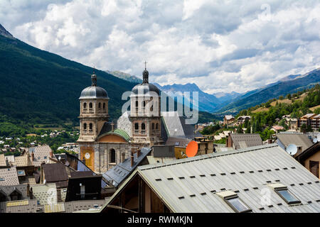 Blick auf die Stiftskirche Notre-Dame und Saint-Nicolas und auf dem Dach der alten Stadt in Briancon, Provinz, Frankreich Stockfoto