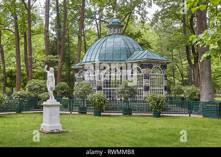ST. PETERSBURG, Russland - Juli 08, 2017: Statue und Garten Haus am Peterhof Gärten in der Nähe von St. Petersburg in Russland. Stockfoto